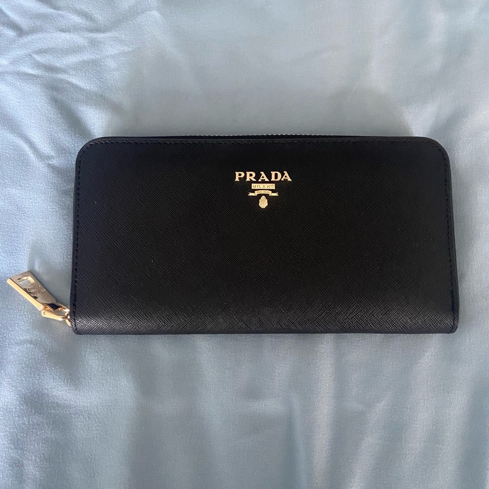 Black full zip wallet